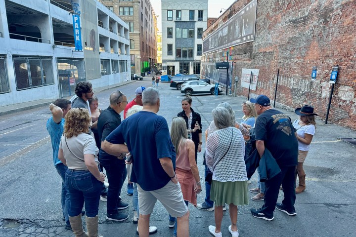 savanah guiding a ghost tour